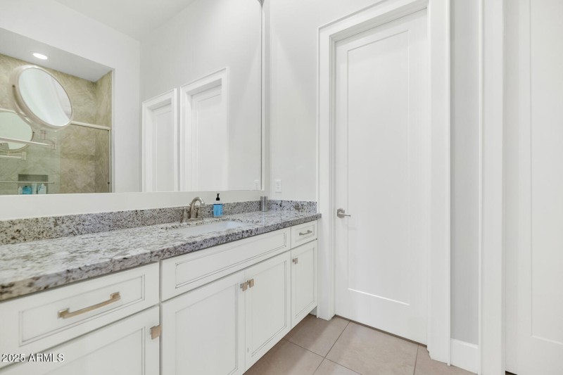 5413 E Juniper Cyn Dr-large-036-034-5413