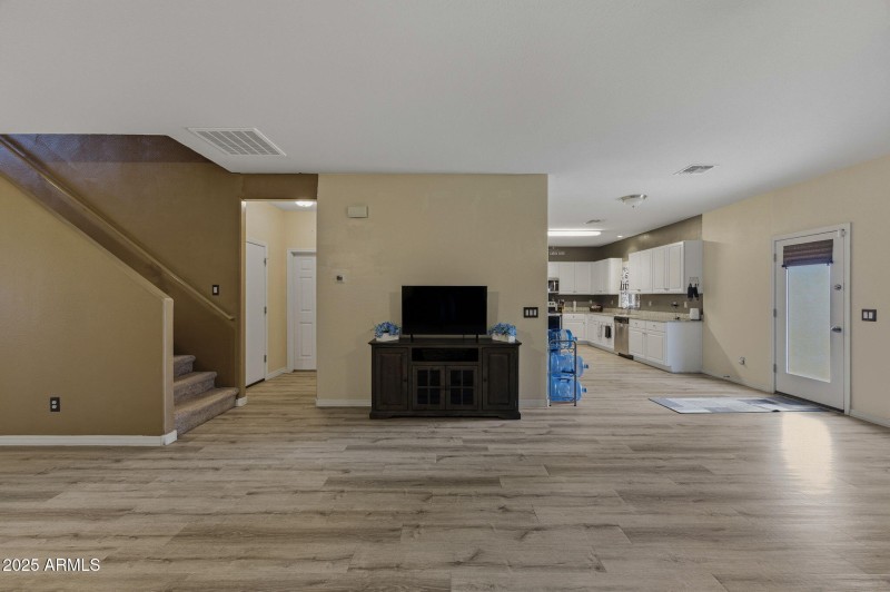 17-web-or-mls-45433 W Sandhill Rd-17