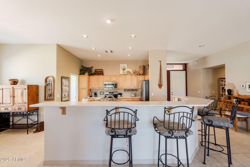 :arge wrap-around breakfast bar!