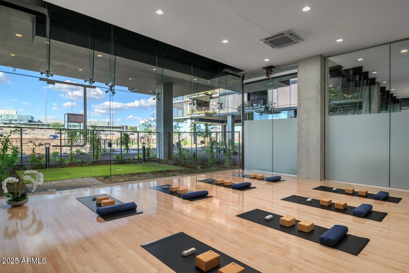 15 Amenity Yoga