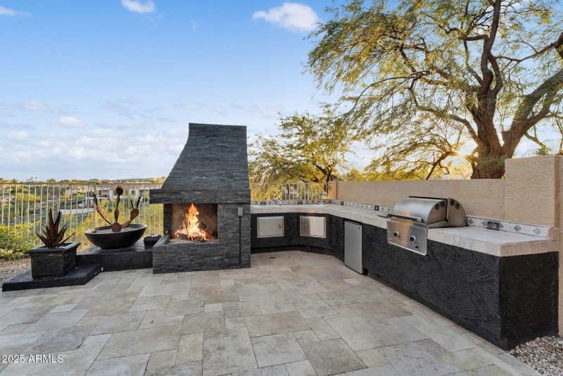 Backyard – Outdoor Fireplace & BBQ