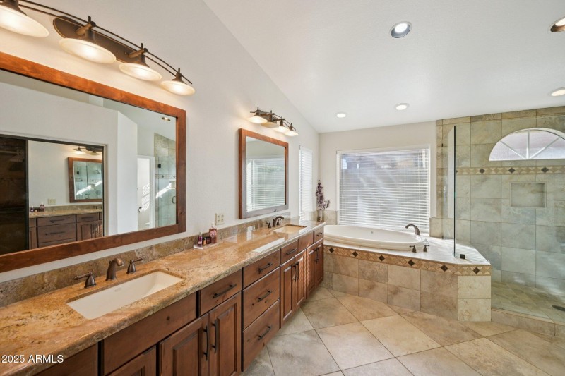 21-web-or-mls-E Briarwood Ter-S2711-033