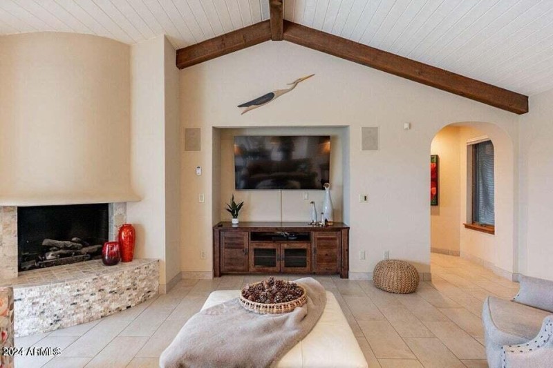 Family Room w Fireplace