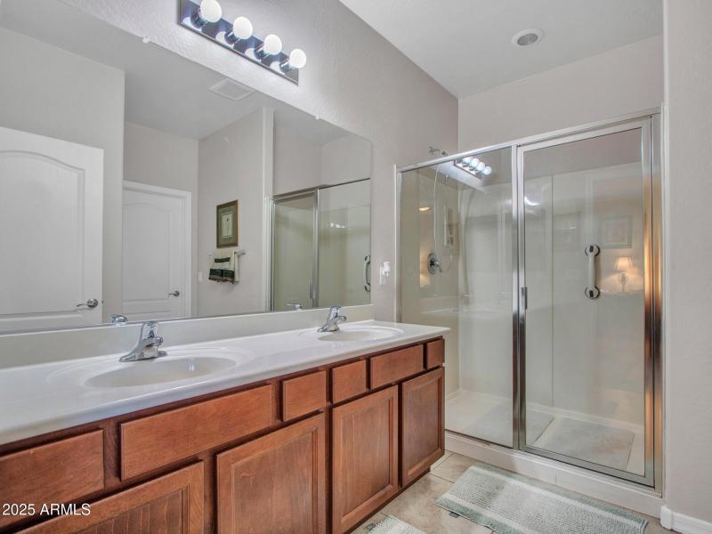 Spacious Ensuite Bathroom