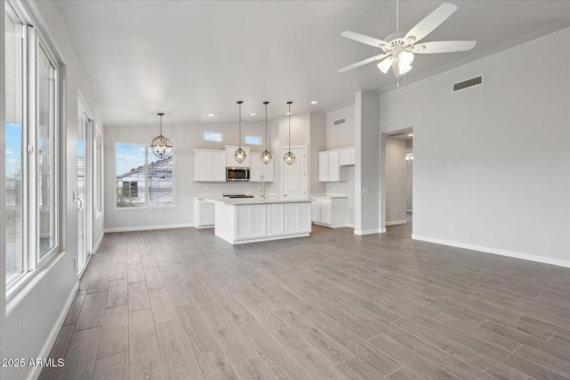 1,658 Kitchen 2 - 192