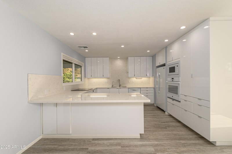 Ligh and Bright Kitchen