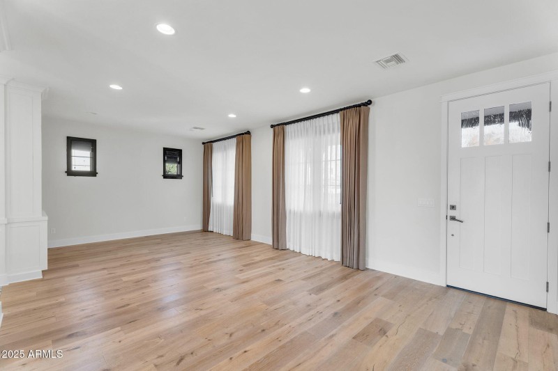 4-web-or-mls-4901 E Amelia Ave-8