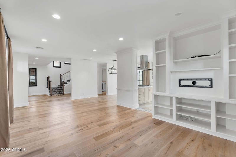 5-web-or-mls-4901 E Amelia Ave-9