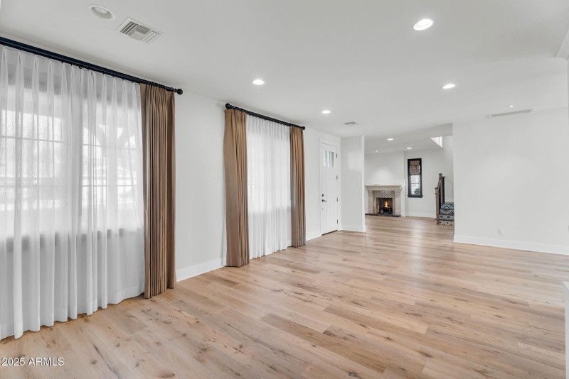 6-web-or-mls-4901 E Amelia Ave-10