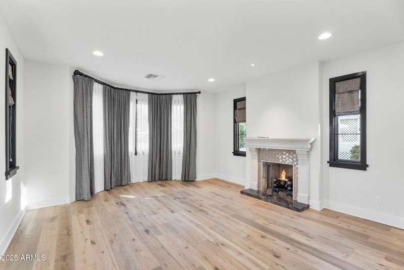 8-web-or-mls-4901 E Amelia Ave-5