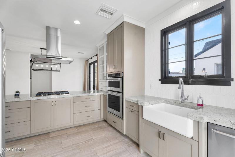 13-web-or-mls-4901 E Amelia Ave-18