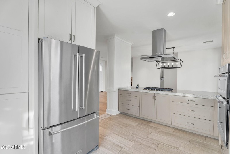 14-web-or-mls-4901 E Amelia Ave-17