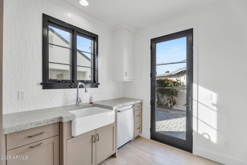 15-web-or-mls-4901 E Amelia Ave-16