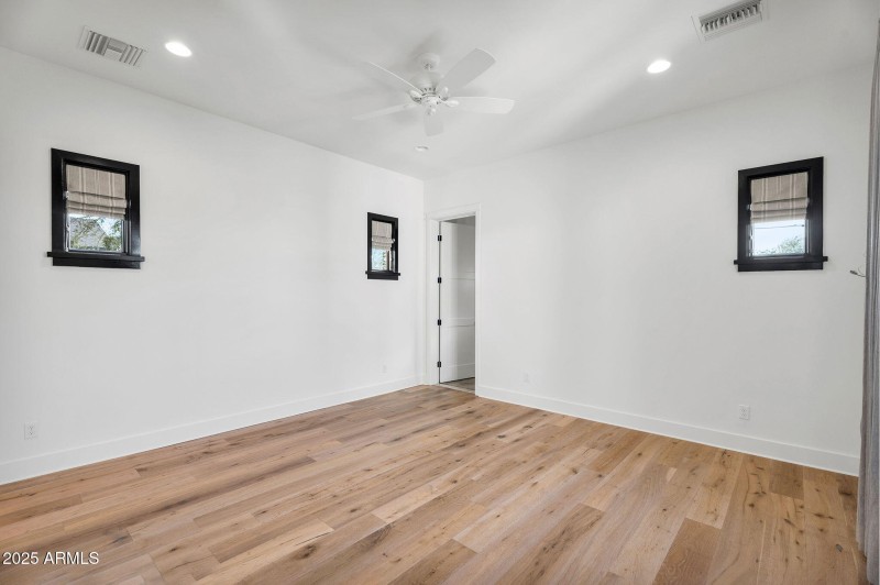 18-web-or-mls-4901 E Amelia Ave-31