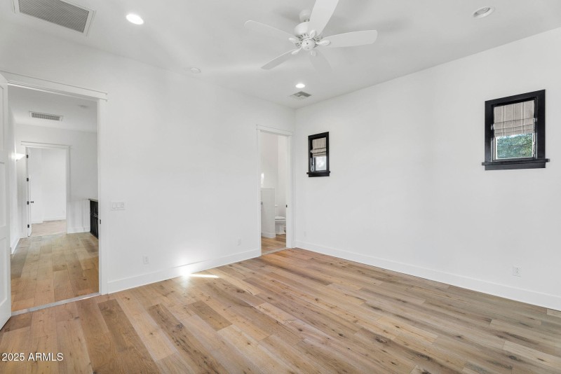 19-web-or-mls-4901 E Amelia Ave-33