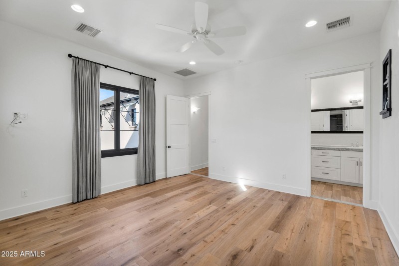 20-web-or-mls-4901 E Amelia Ave-32