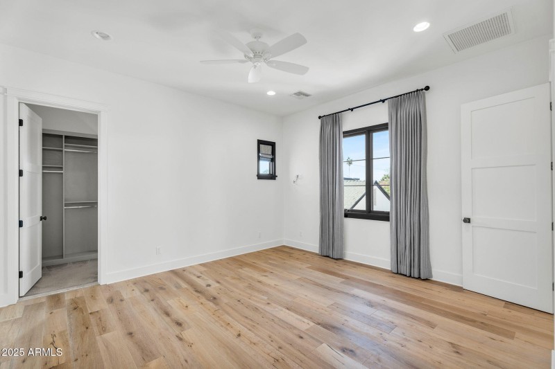 21-web-or-mls-4901 E Amelia Ave-34