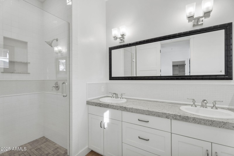 22-web-or-mls-4901 E Amelia Ave-36