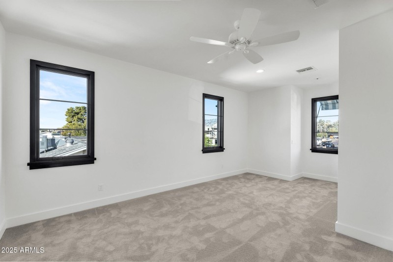 25-web-or-mls-4901 E Amelia Ave-21