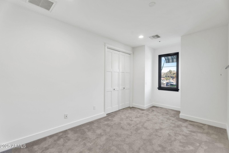 28-web-or-mls-4901 E Amelia Ave-27