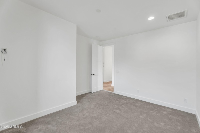 29-web-or-mls-4901 E Amelia Ave-28