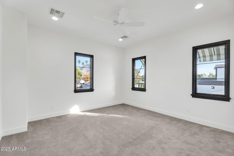 30-web-or-mls-4901 E Amelia Ave-29