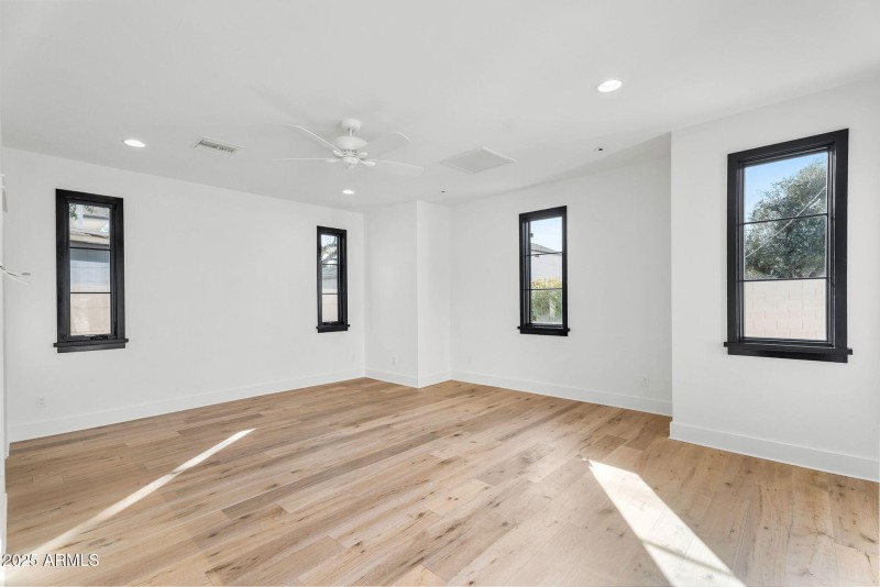 32-web-or-mls-4901 E Amelia Ave-19