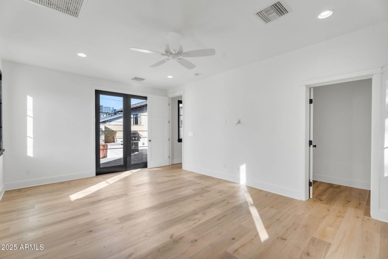 33-web-or-mls-4901 E Amelia Ave-20