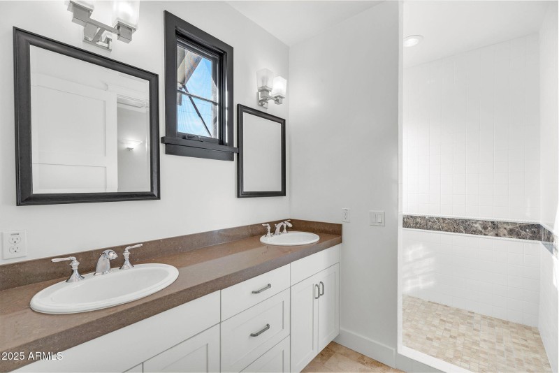 35-web-or-mls-4901 E Amelia Ave-26