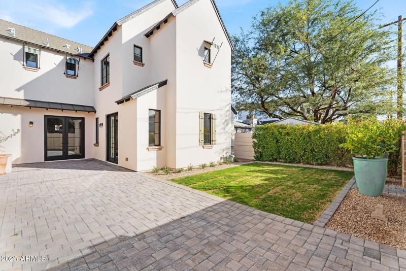 42-web-or-mls-4901 E Amelia Ave-4