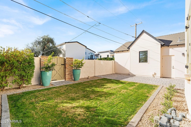 46-web-or-mls-4901 E Amelia Ave-46