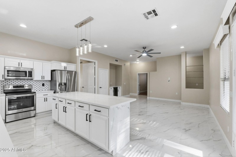 010__2225 W Olive Way