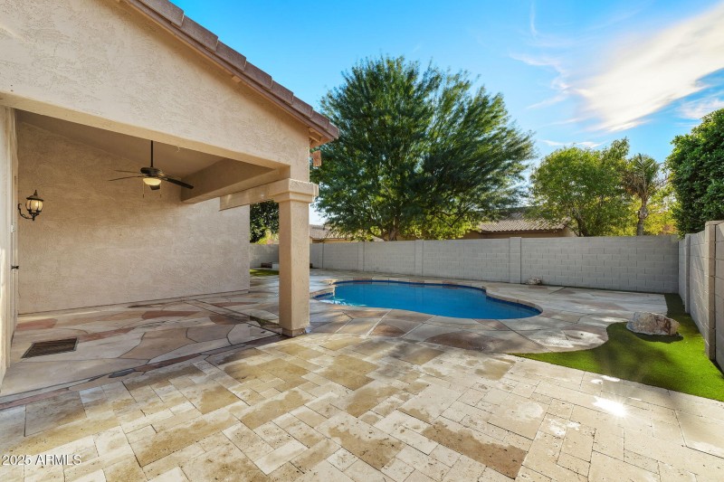 013__2225 W Olive Way