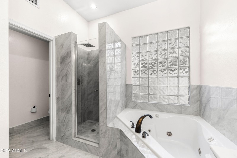 021__2225 W Olive Way