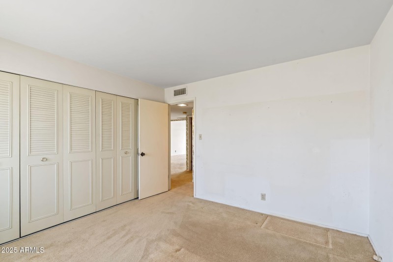 WALL OF CLOSET SPACE042