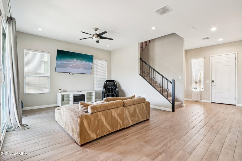 8-web-or-mls-E Muriel Dr-S0409-006