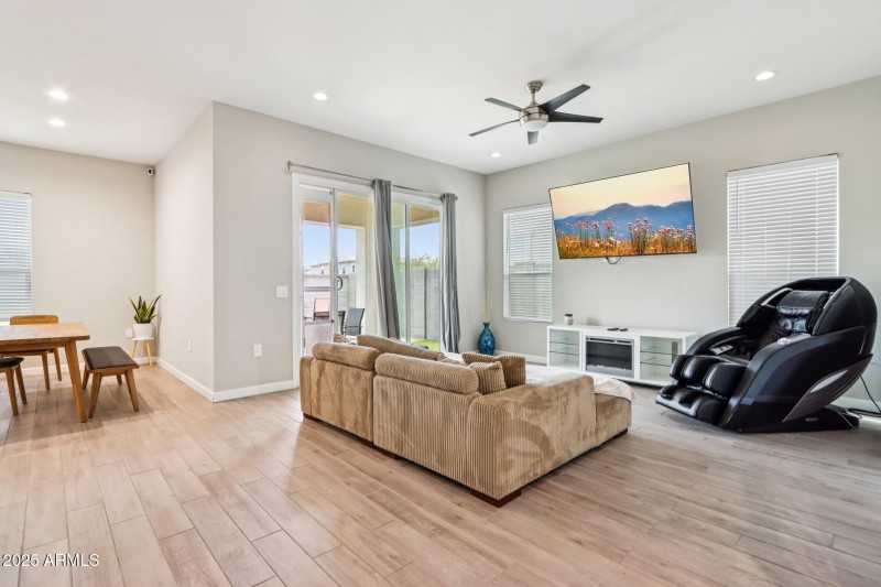 10-web-or-mls-E Muriel Dr-S0409-008