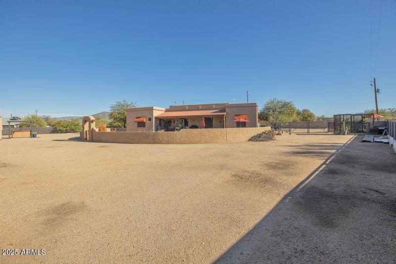 maddock of pony wall to house