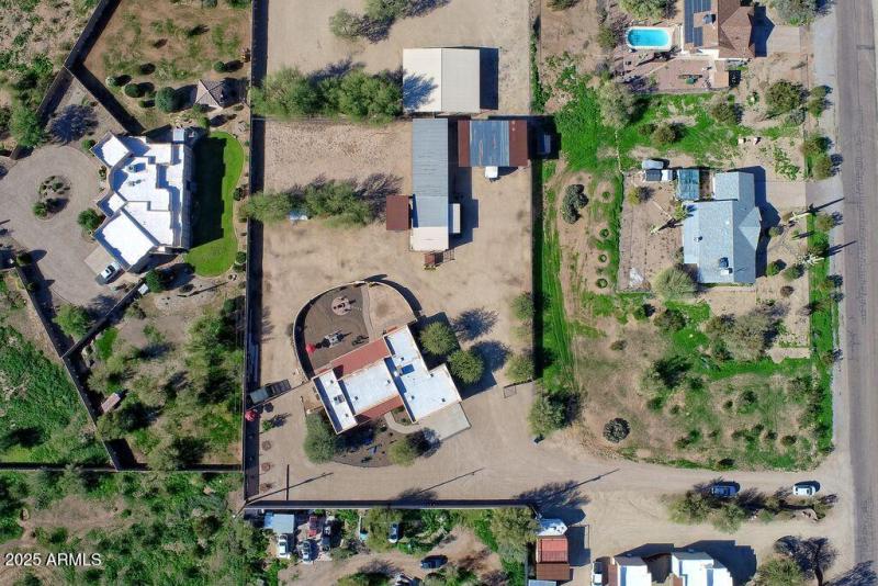 WHAT A BEAUTIFL PROPERTY