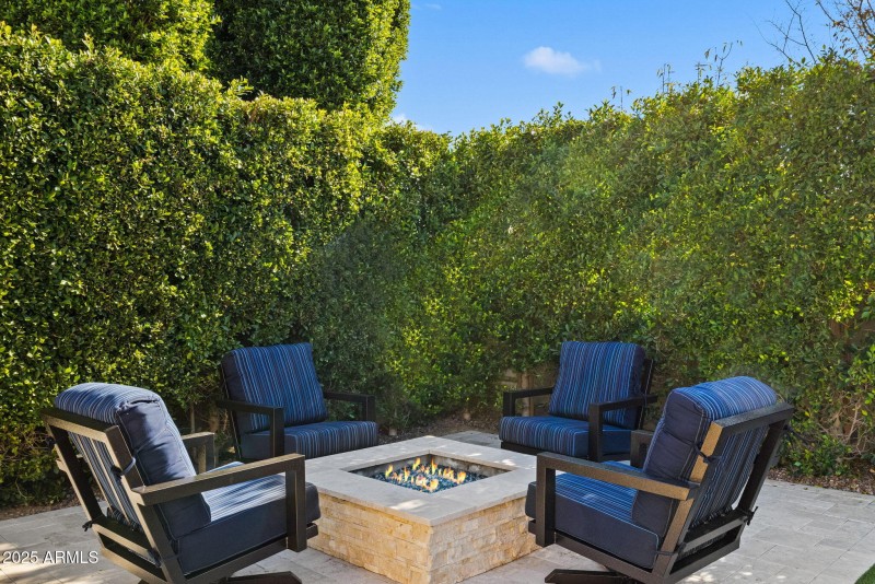 14-web-or-mls-251215-2521-E-Turnberry-Dr