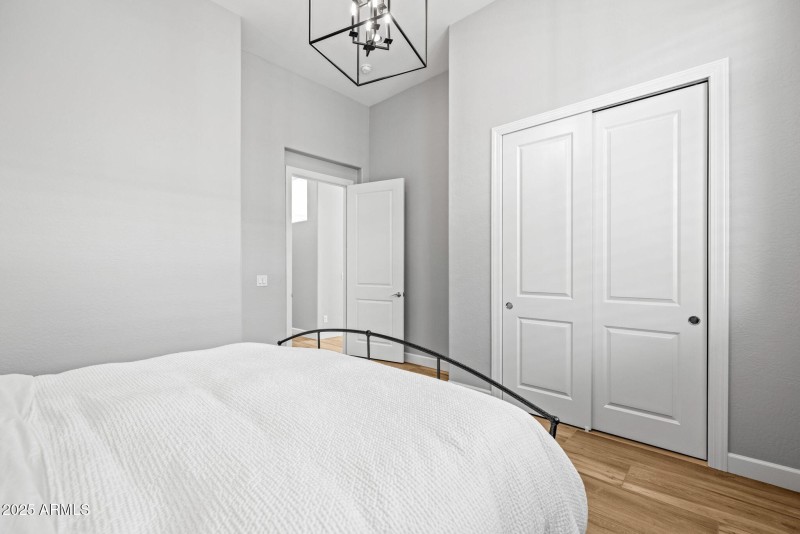 23-web-or-mls-251215-2521-E-Turnberry-Dr