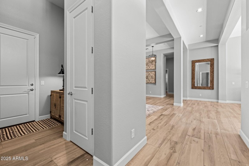 26-web-or-mls-251215-2521-E-Turnberry-Dr