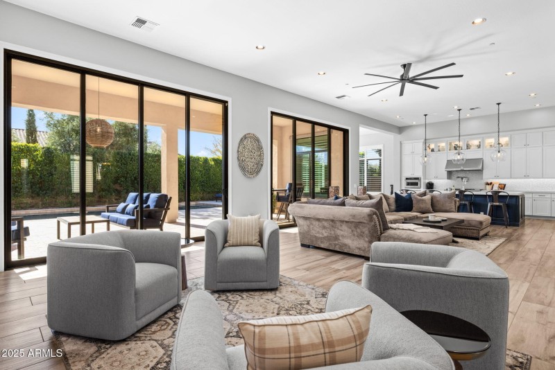 27-web-or-mls-251215-2521-E-Turnberry-Dr