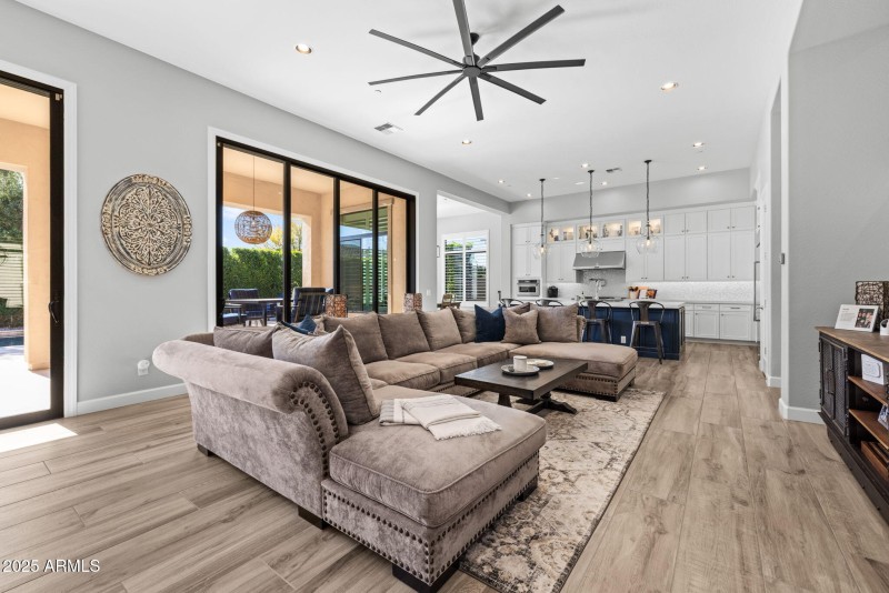 28-web-or-mls-251215-2521-E-Turnberry-Dr