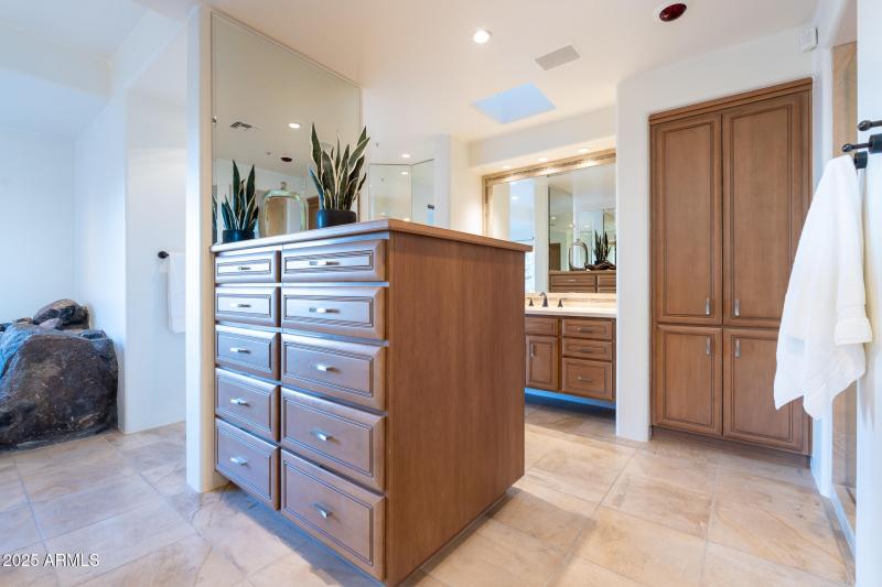 Primary Ensuite & Walk-In Closet