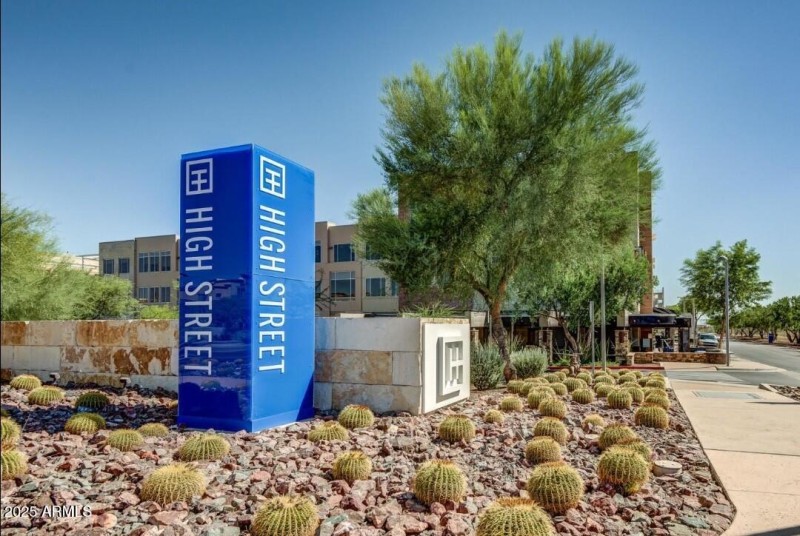 Nearby High Street shopping & dining