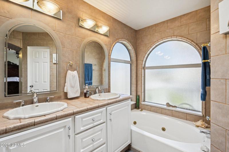 40-web-or-mls-W Michelle Dr-S0508-040