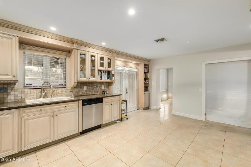 22-10th - Furniture removed - 0