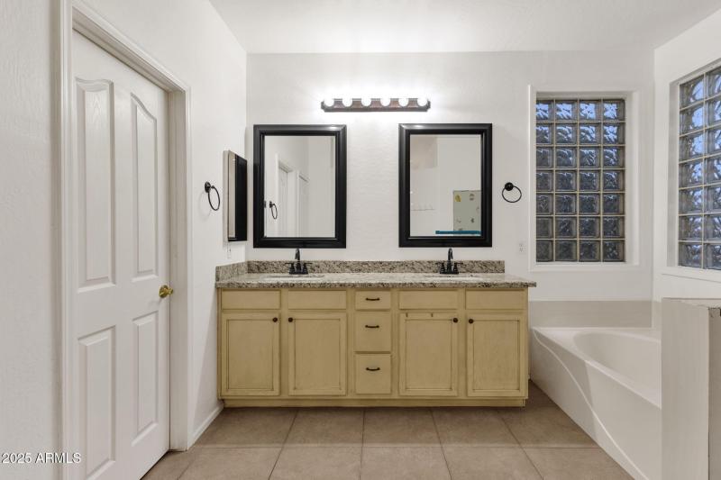 33-web-or-mls-969-e-oakland-st