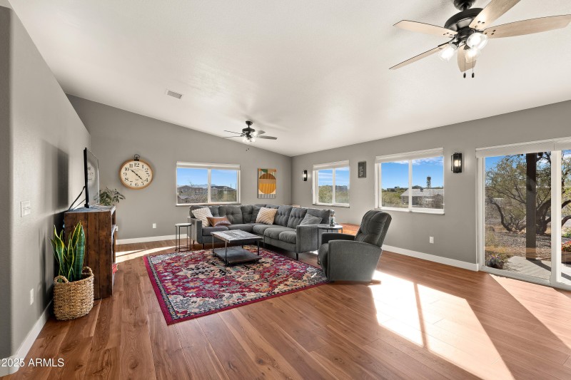 Large Windows w/ Natural Lighting